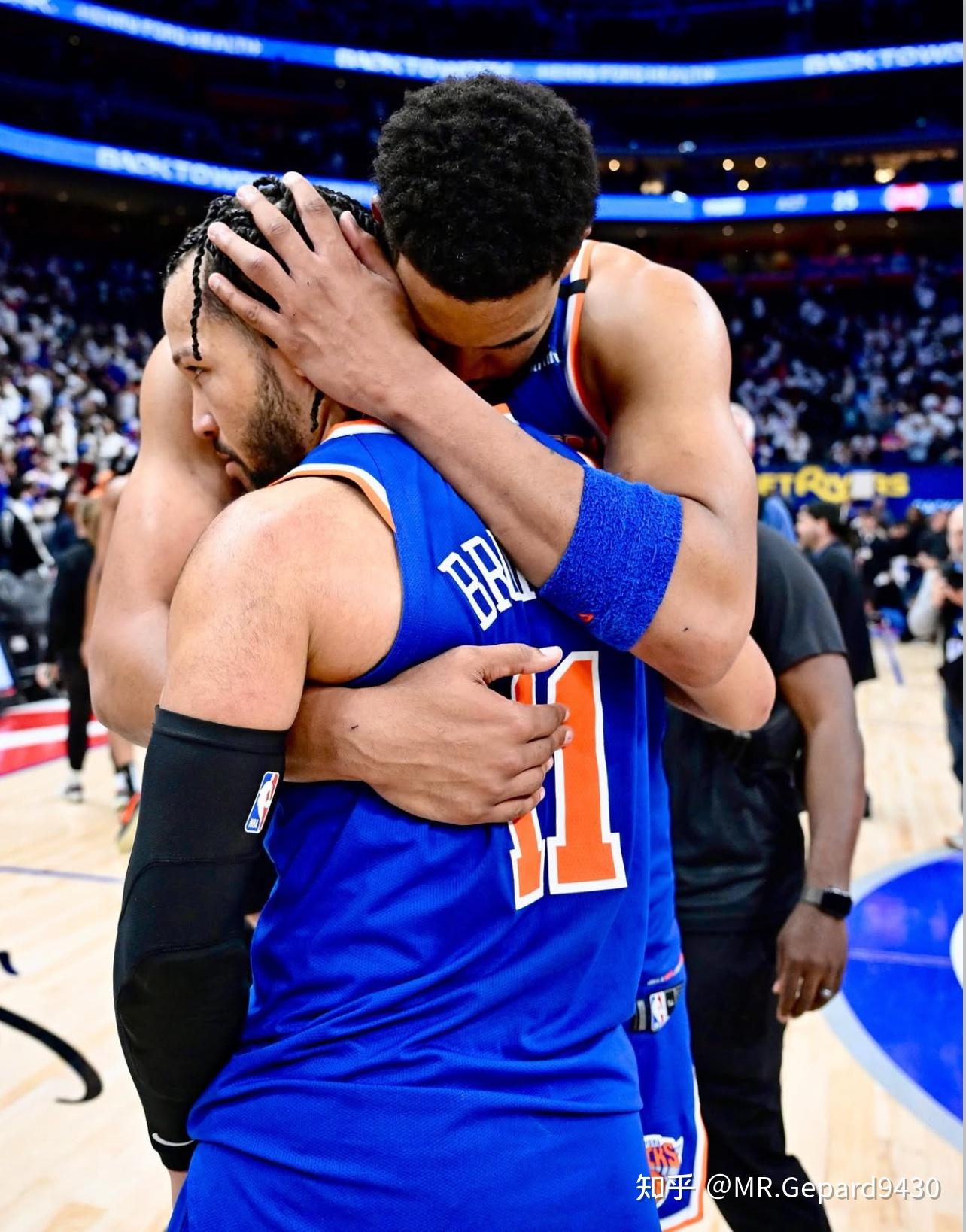 开云APP-包含纽约尼克斯训练开放日;转会期队长鼓劲引欢呼;NBA季后赛在即;身体对抗强度拉满的词条