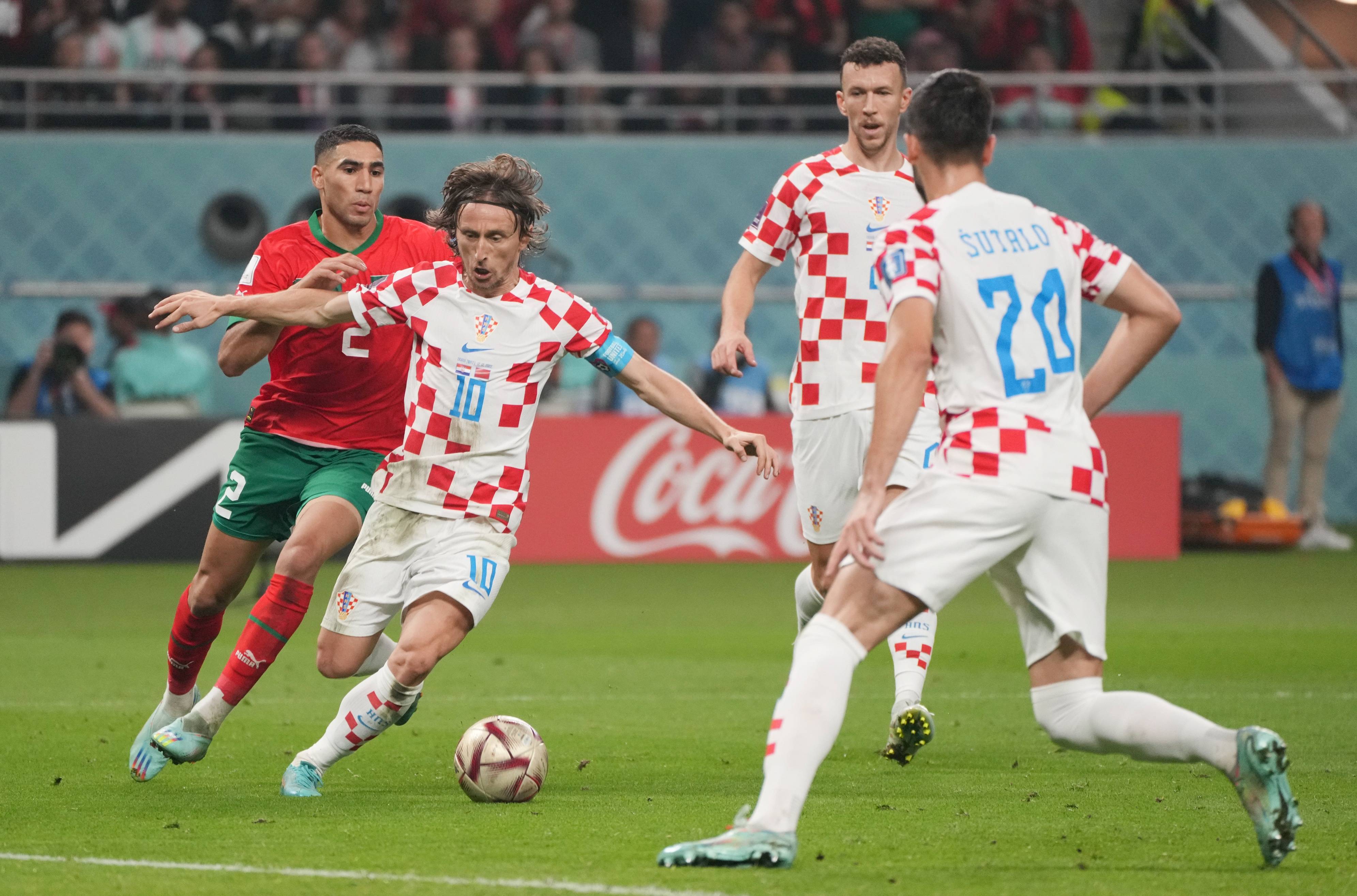 开元官网-欧冠赛程吃紧，上海海港赛前遗憾出局，赛场秩序良好，更衣室氛围转暖的简单介绍