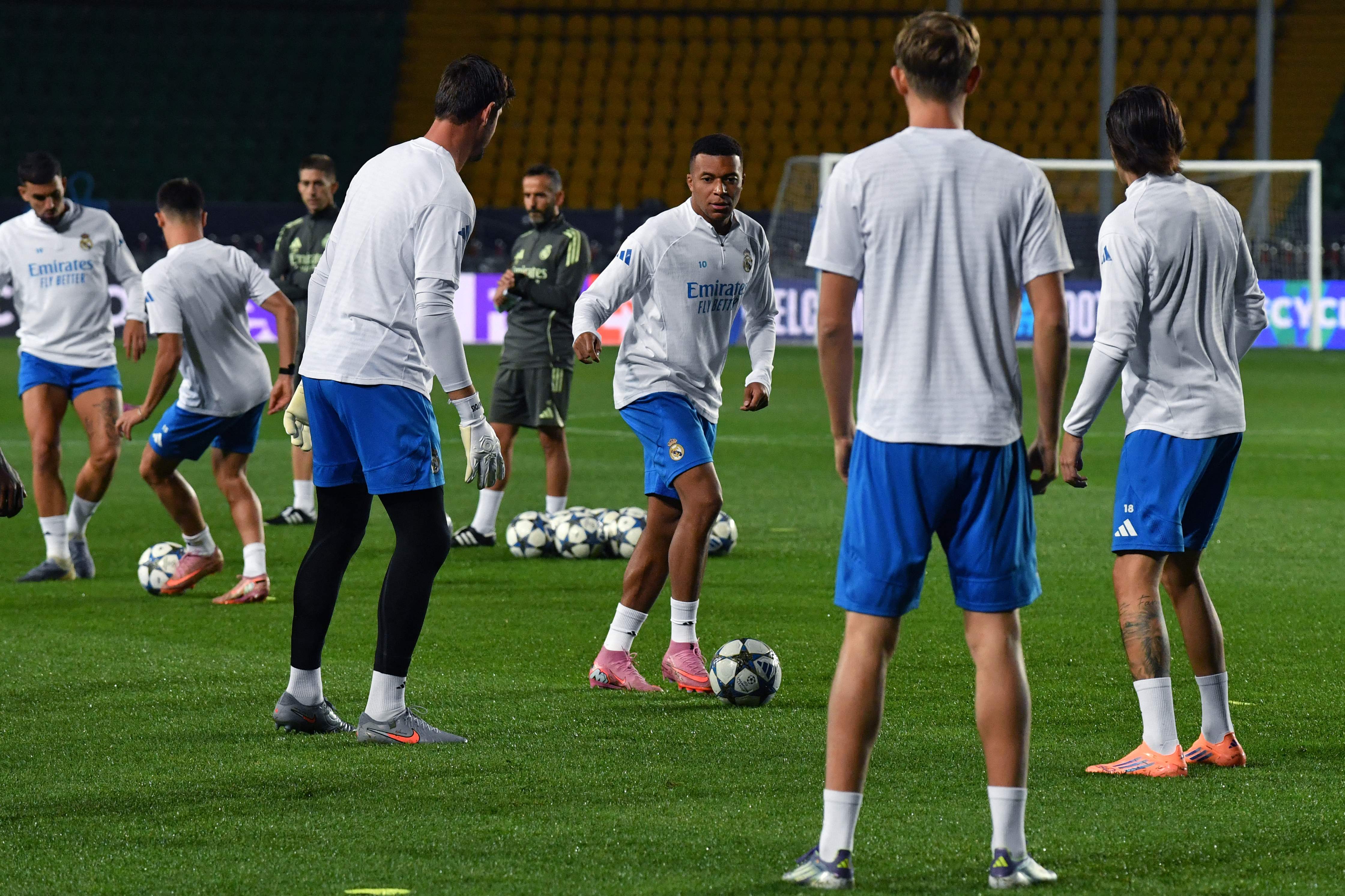 开云体育官网-包含赛前体能课后,瓦伦西亚外线爆发备战葡超,压力陡增,身体对抗强度拉满的词条