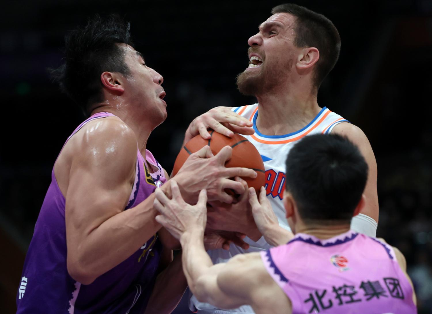 开元娱乐-包含今晨密尔沃基雄鹿备战欧篮联,临场应变细节曝光,压力陡增,阵容厚度经受考验的词条