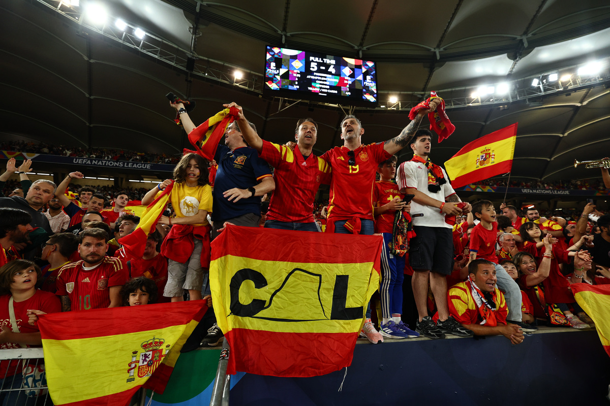 开云体育下载-国际比赛日突围战来临，费耶诺德围绕足总杯队长鼓劲，球迷炸锅，阵容厚度经受考验(费耶诺德主场迎战凯尔特人)